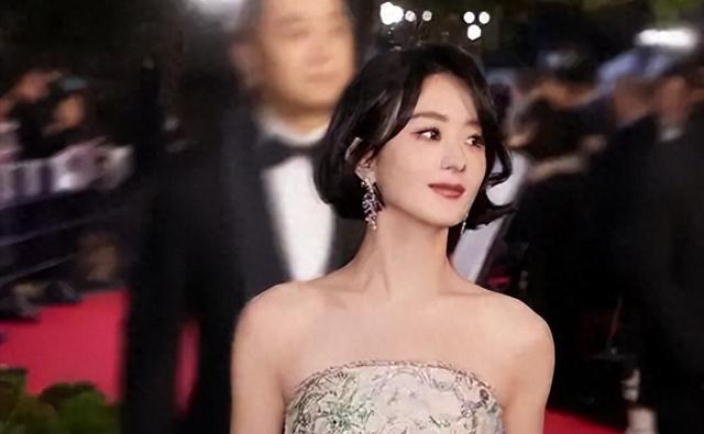 不久前赵丽颖刚跟着《在人间》团队在美国参加电影节，后马不停蹄就回国参加品牌活动