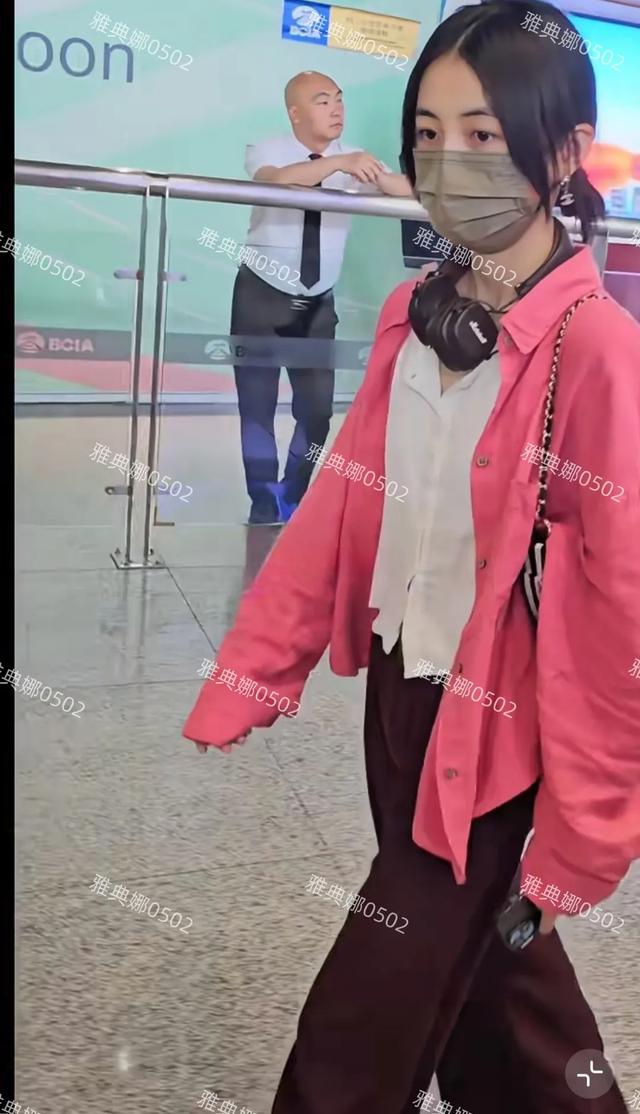 北京机场碰见张子枫了,她明明已经24了,看起来还像一个小妹妹!