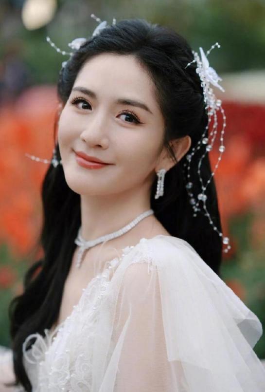 这一次，被央视力邀主持中秋晚会的谢娜，“面相”真的变了！