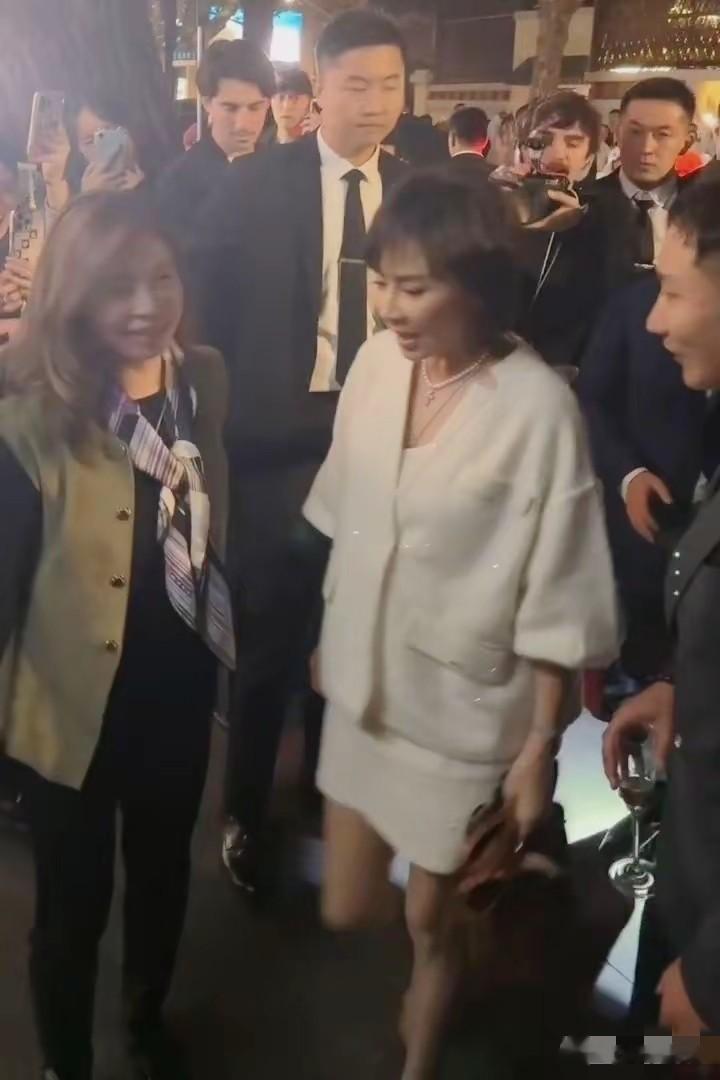 刘嘉玲在上海被偶遇，她59岁了脸还是好圆润，身材也好，像40多岁