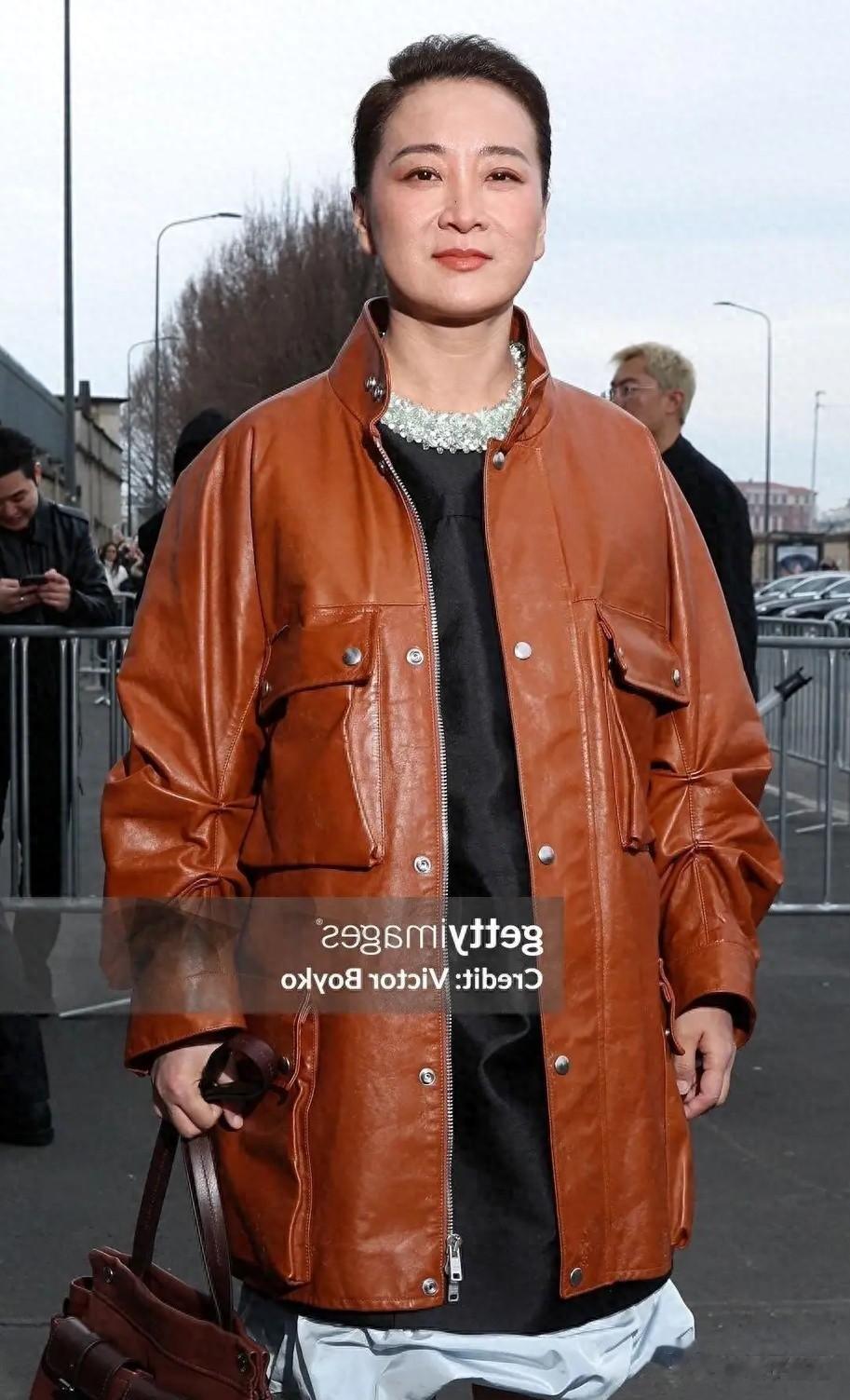 贾玲参加米兰时装周!模样大变美丽大方,优雅迷人一笑藏不住梨涡