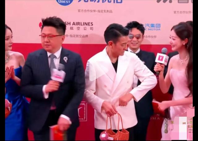 冯琳追星赢在起跑线上，站刘德华杨幂中间合影，刘德华给她送荔枝