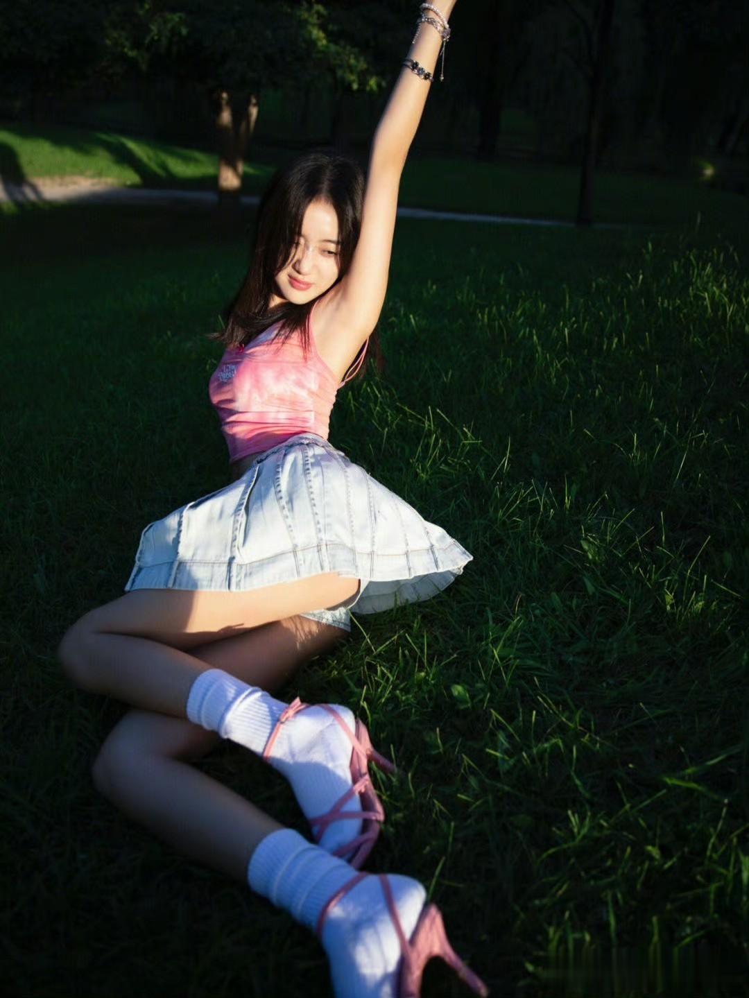 王梓薇,小白裙穿搭,大长腿好吸睛。