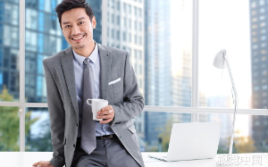 我为公司卖命20年徒弟升副总后调我扫厕所