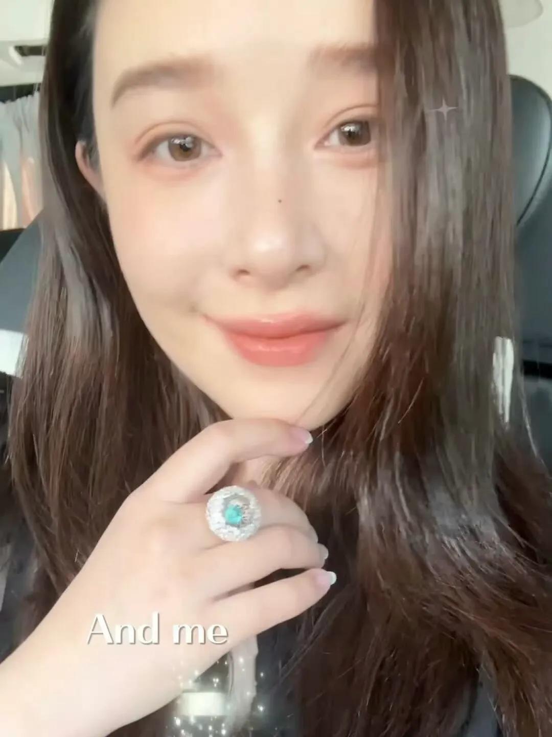 阚清子晒照孕期胖30斤，手拎爱马仕戴鸽子蛋钻戒，果然幸福肥最美