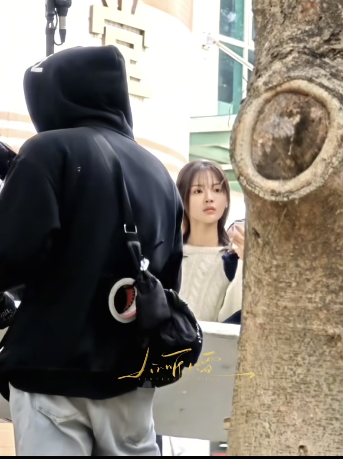 脸真好小!杨超越拍戏被偶遇,穿白毛衣半扎发,青春活力又温柔