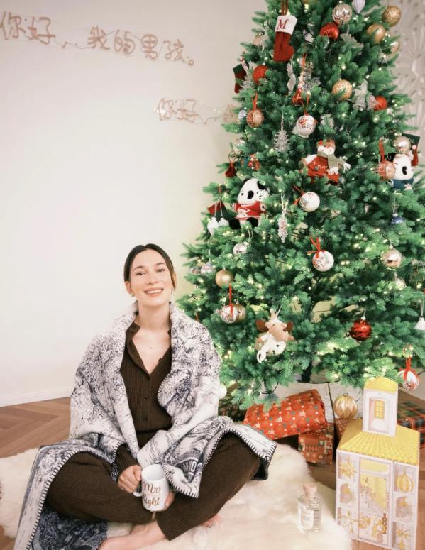 卢靖姗晒圣诞节美照！穿棕色毛衣配红色高跟鞋，生二胎后气质更绝