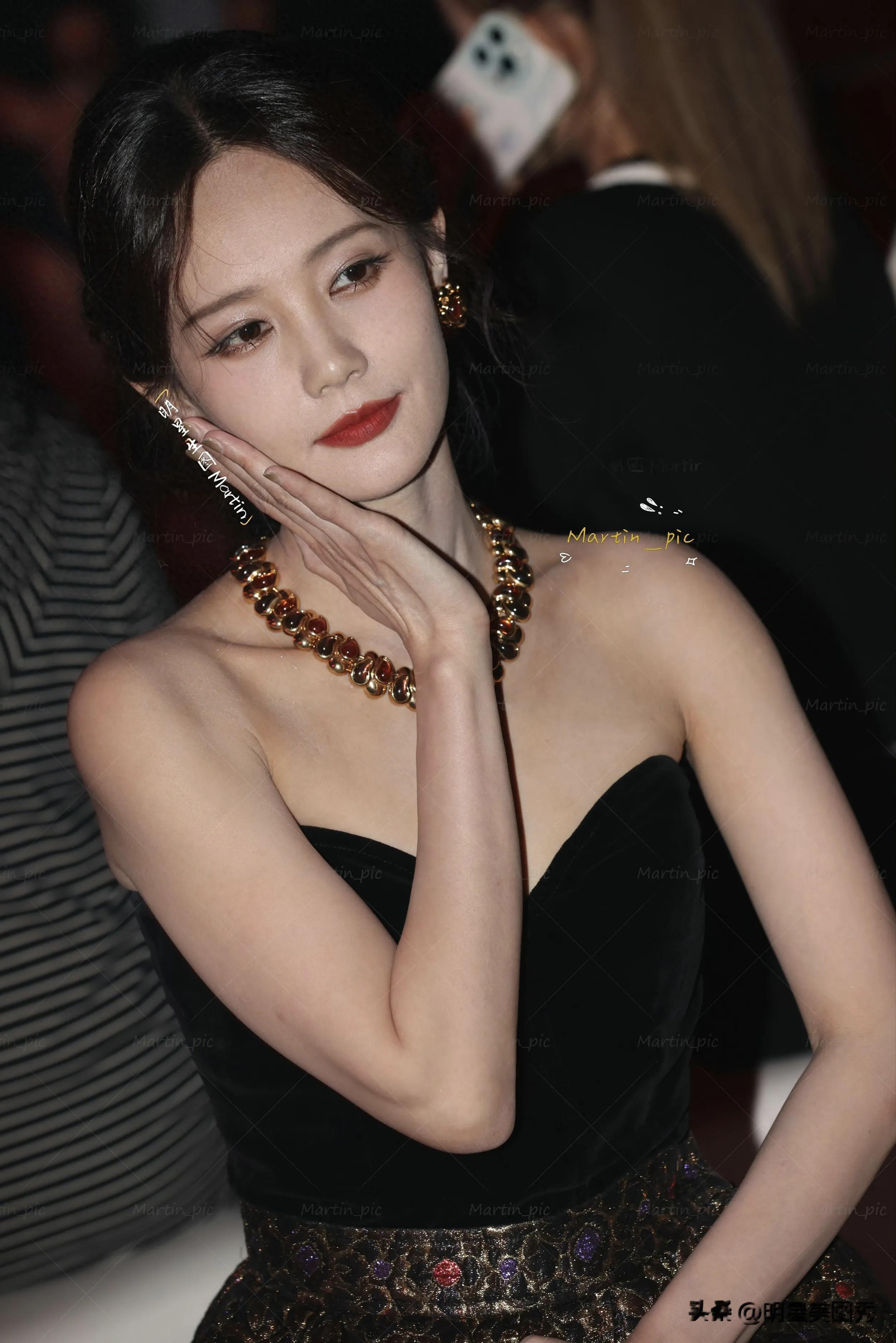 李一桐出席天猫华服奖盛典时,身穿一件1984年古董礼服距今41年。