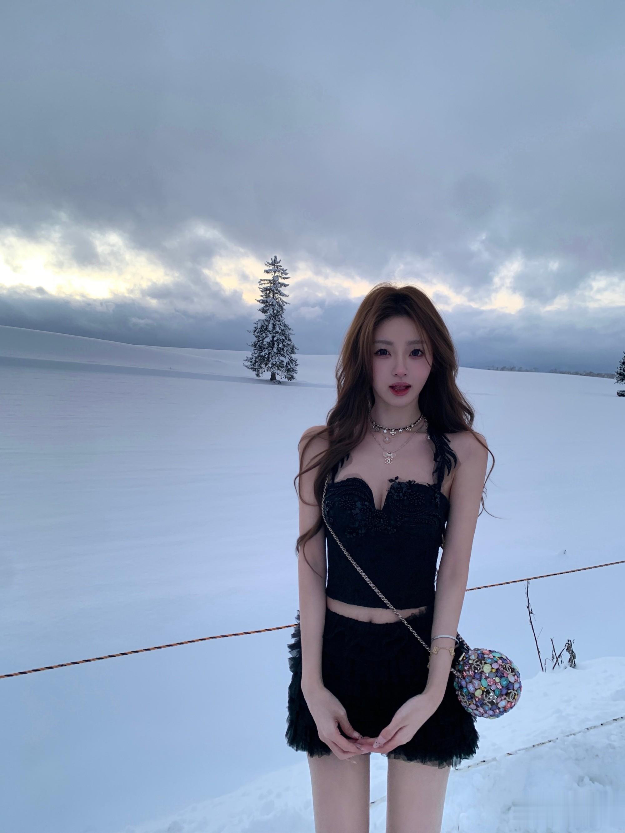 王思聪女友为了美真拼，穿“胸衣”在大雪地里拍照，原谅我看不懂