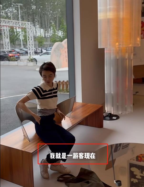 43岁明星车晓约朋友逛街，喝25块钱酒嫌贵，离婚13年羡慕普通情侣