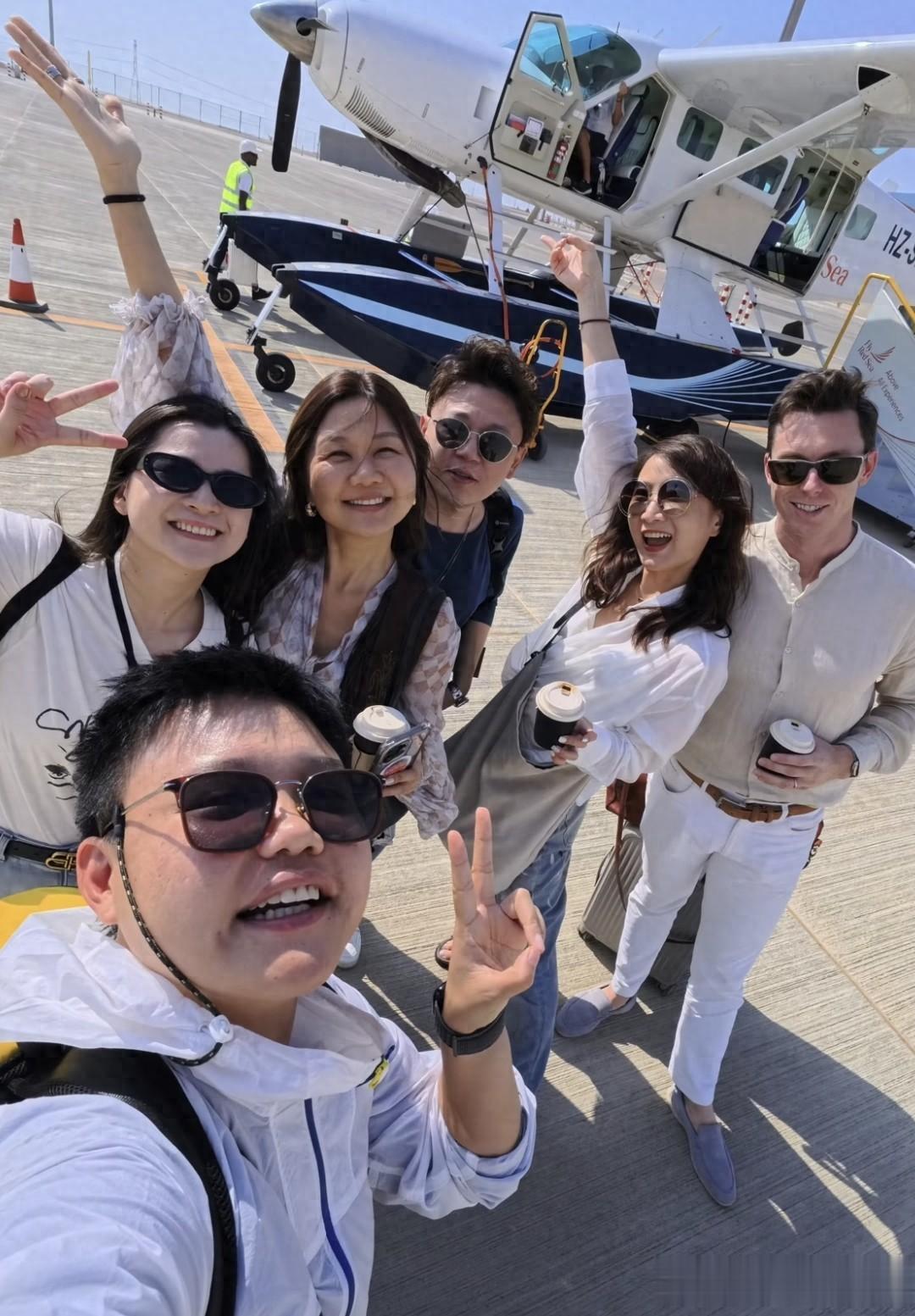 陈赫前妻在沙特过生日，39岁许婧和老公十指紧扣，男方185有胸肌