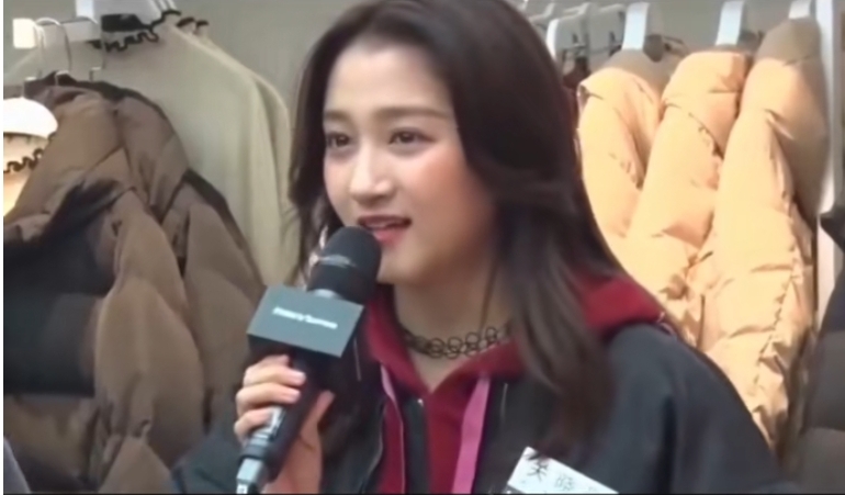 关晓彤米兰时装周机场路透，大长腿太绝啦！