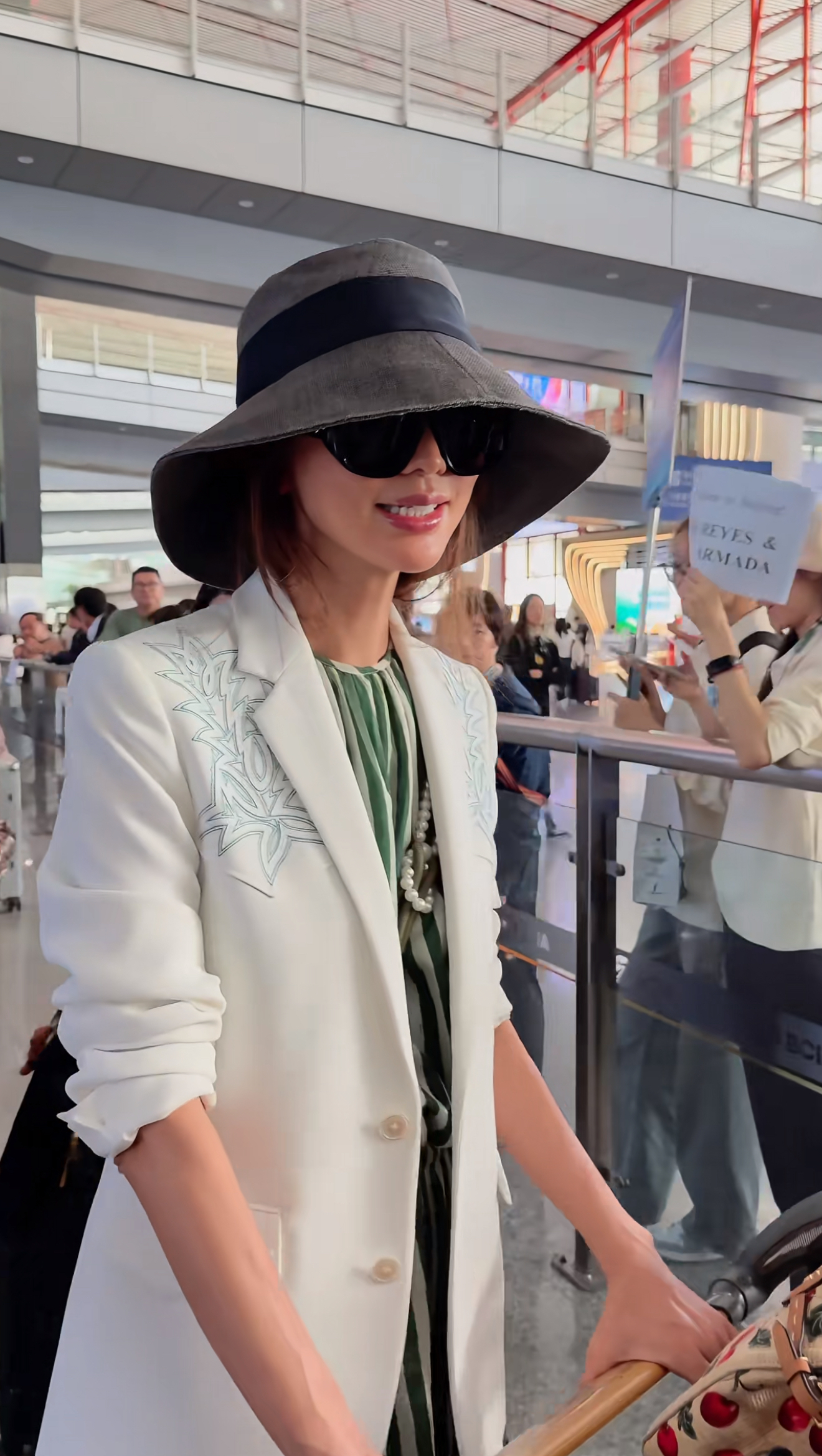 50岁林志玲从日本回家过国庆！身材消瘦像纸片人，手臂青筋暴起