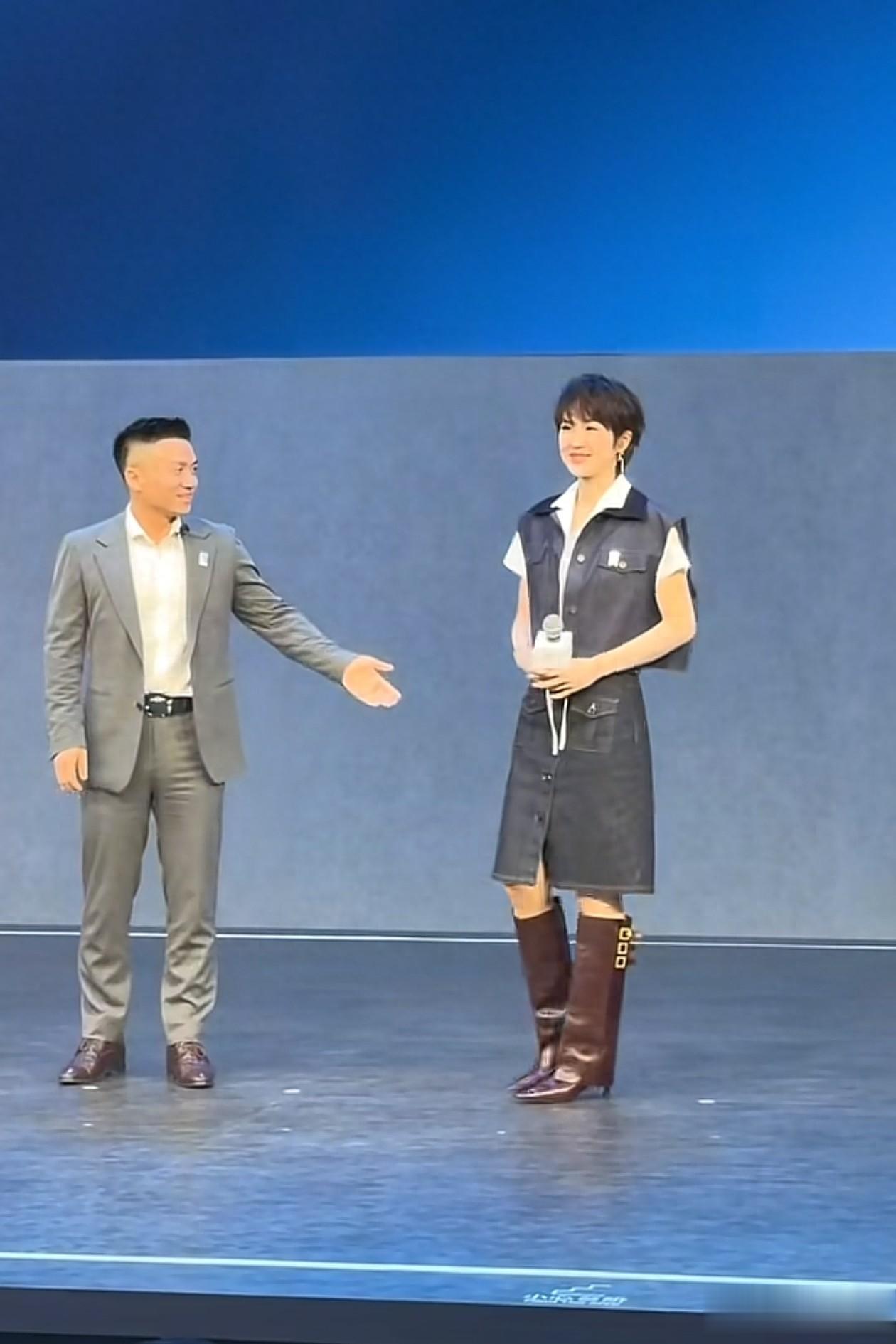 华为二公主姚安娜现身车展！马甲+半身裙+长靴，个比男主持都高