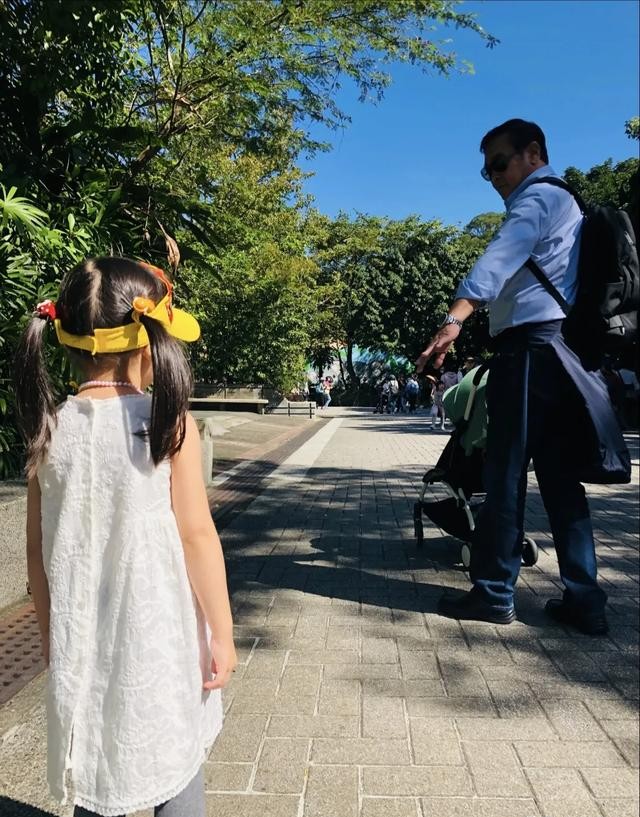 尔冬升女友罕见现身,父亲节晒一家合照,对女儿她爹唤“大叔”