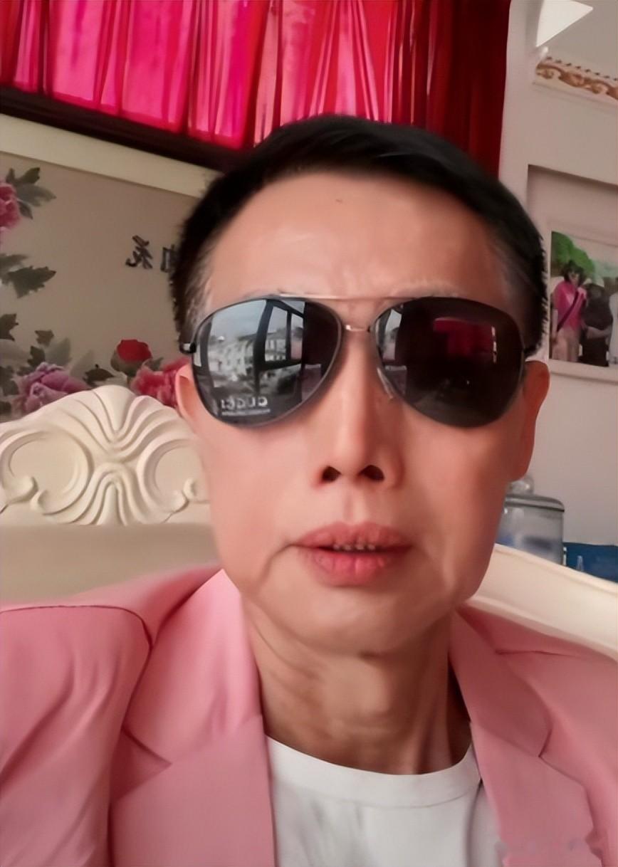 嫁大33岁干爹为妻，19岁未婚先孕，半年就被豪门抛弃，现查无此人