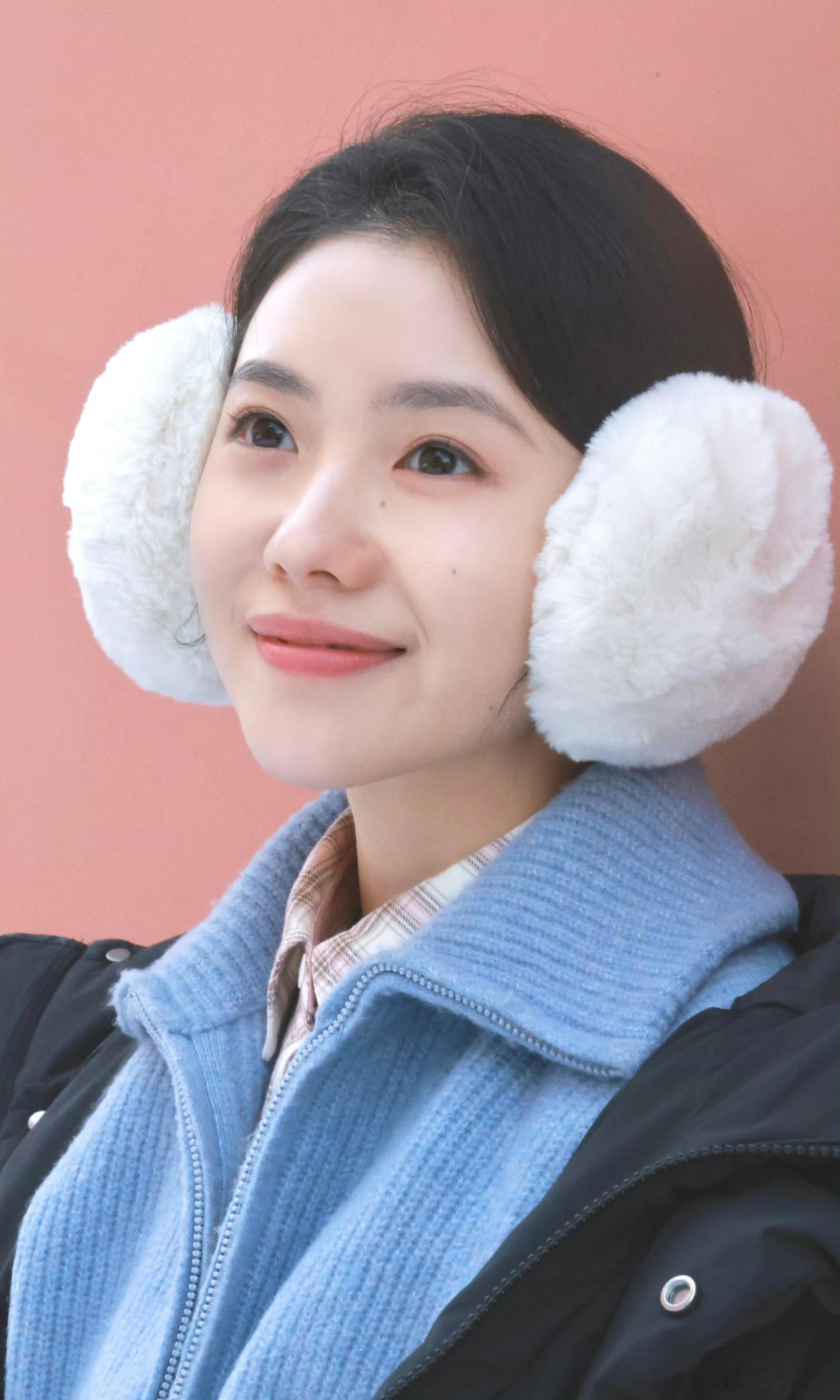 刘浩存 戴着耳暖，很邻家女孩