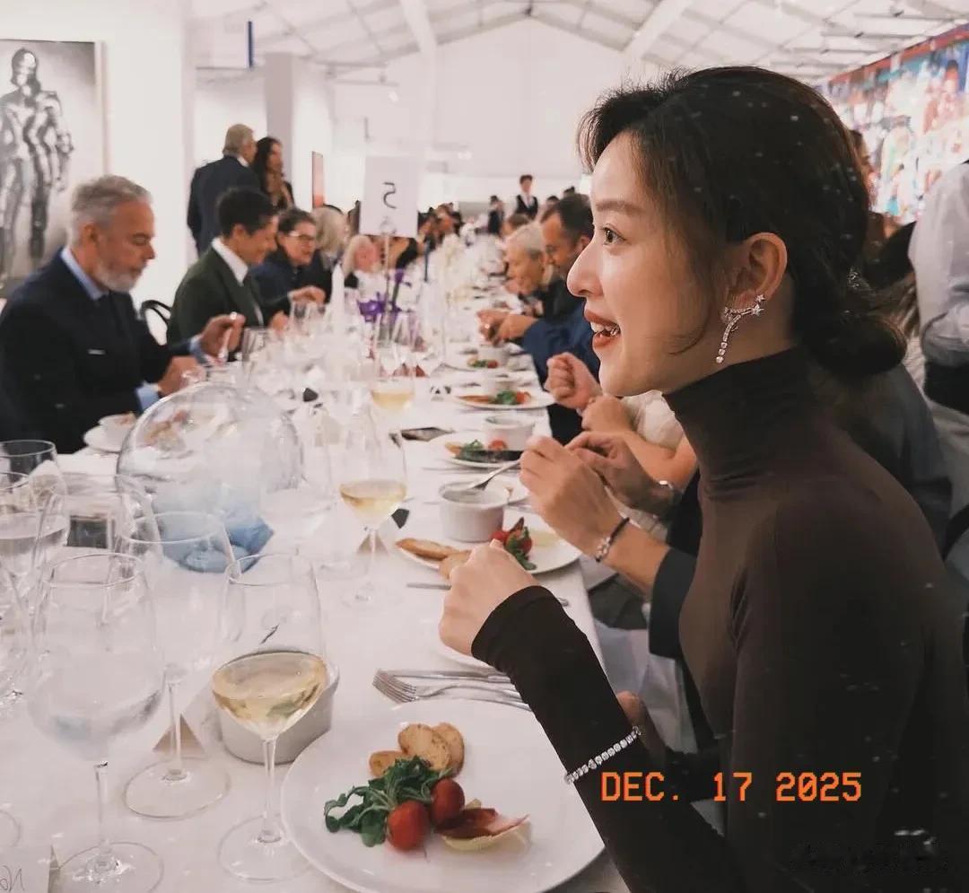 章泽天更新动态，晒喝咖啡照片，素颜皮肤白皙，少女感十足！