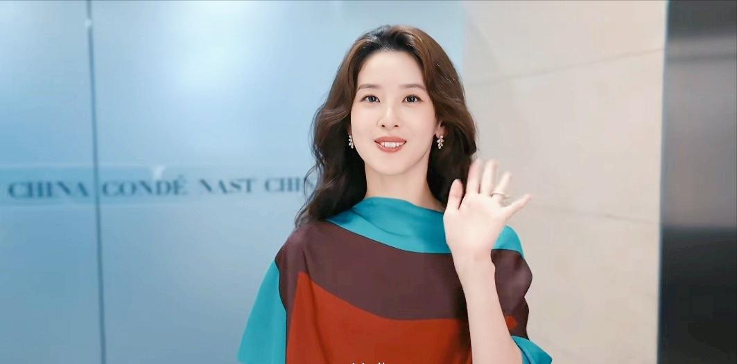 章泽天彻底不装了！官宣新身份上杂志封面，太成熟撞脸刘亦菲妈妈