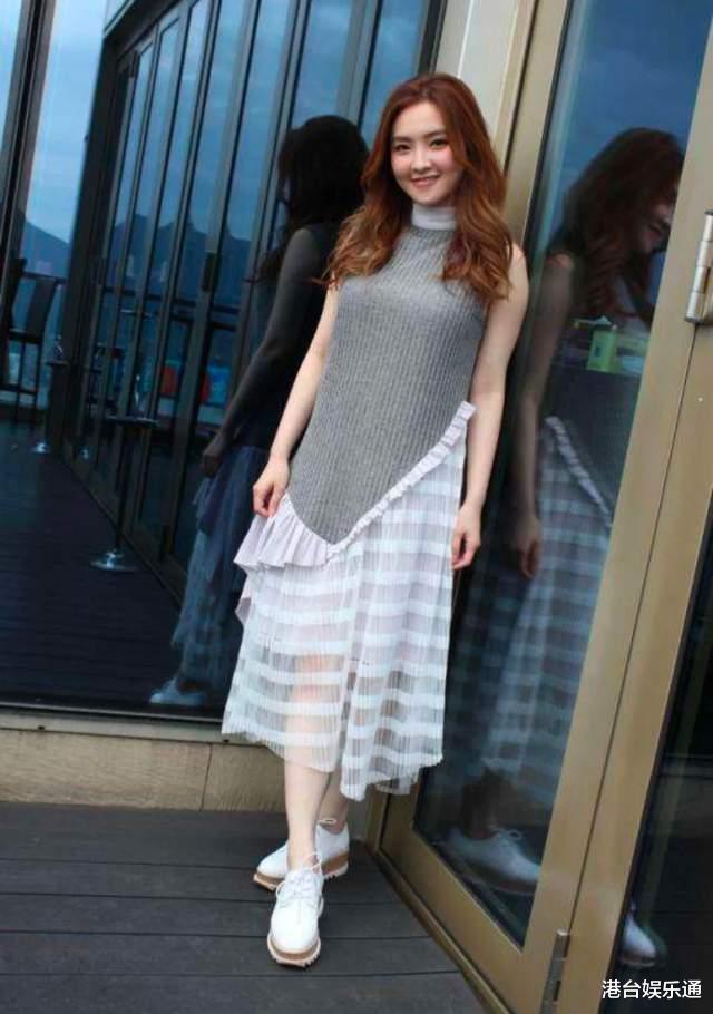 香港歌手海外开直播情绪失控，经纪人：她只是担心家中的母亲和狗