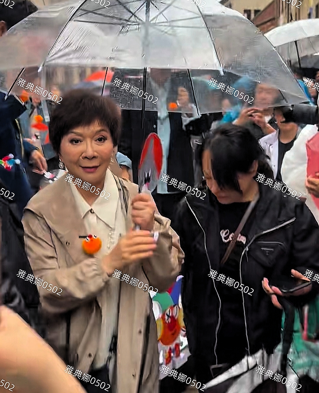 蔡明倪萍的鼻子是一起整的吗？两人以前都很漂亮现在鼻孔外翻严重