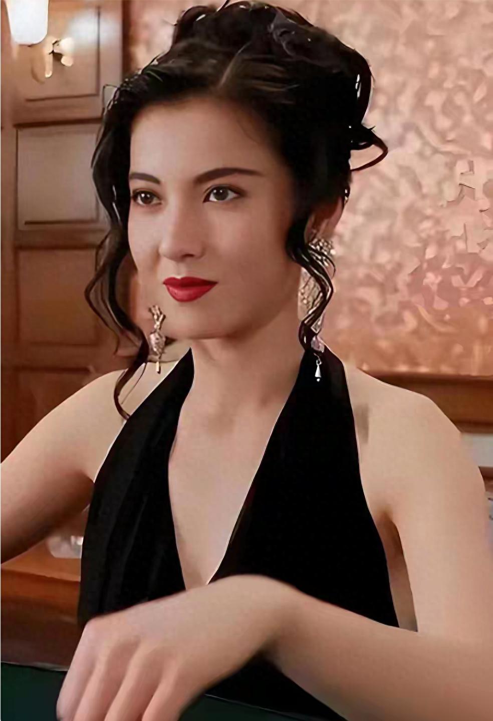 用美貌征服何家劲和吴镇宇，和富商老公定居加拿大，已是三娃的妈