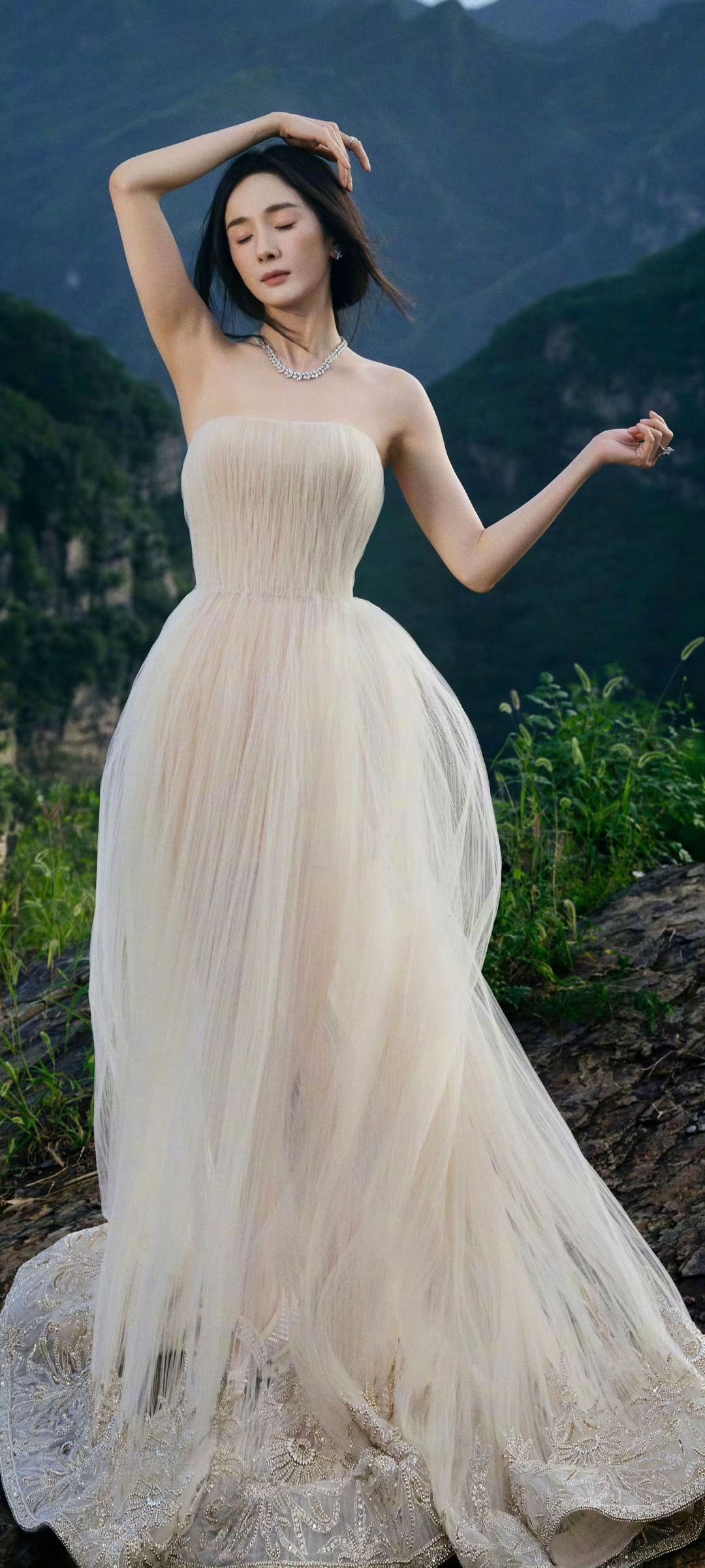 杨幂最新生日营业照出图,穿白色长裙又仙又美的,生日快乐呀!