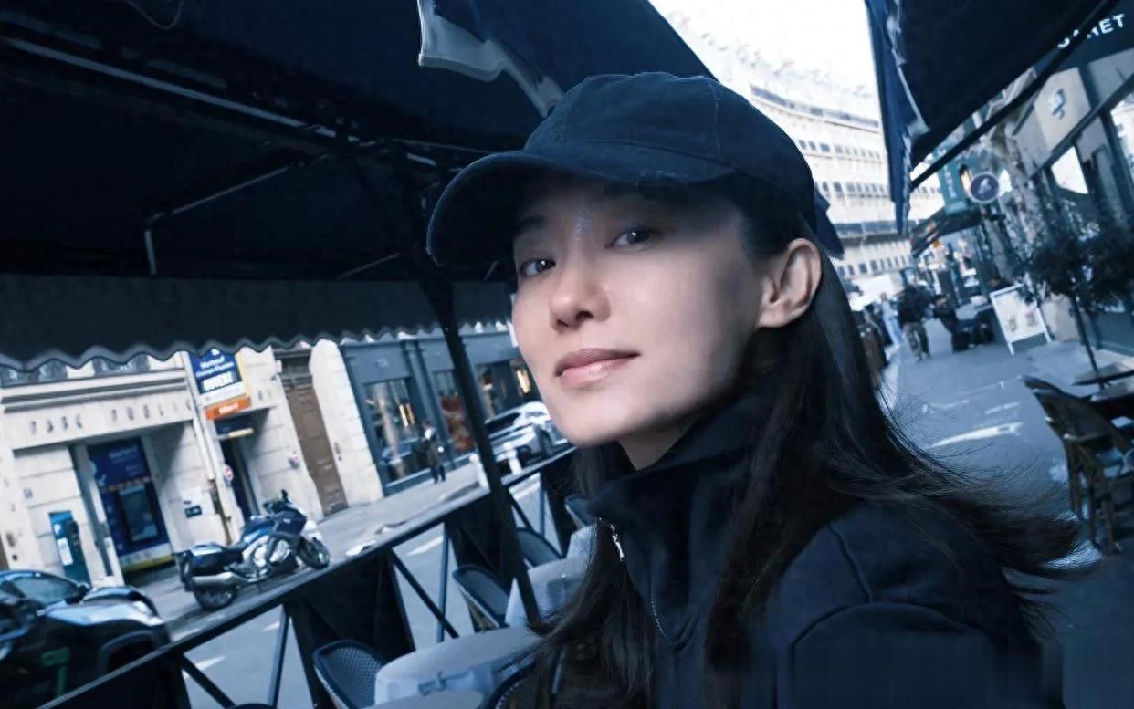 被38岁张小斐美照“帅到了”，网友：追张小斐的狗子都排到了巴黎