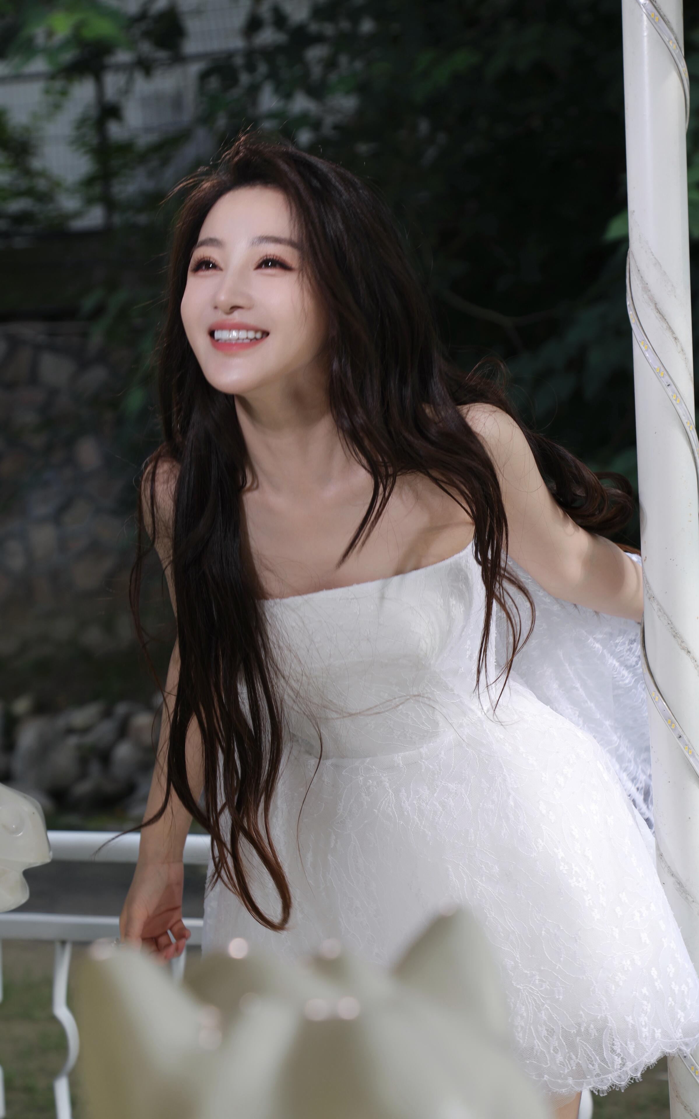 孙嘉璐白色抹胸裙写真，美到发光
