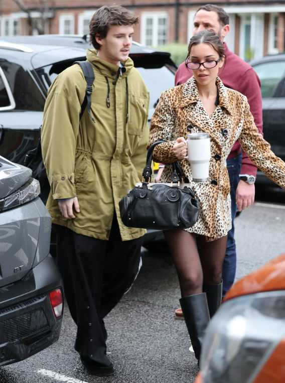 克鲁兹现身街头！穿休闲装头发凌乱，演出门票售罄获维多利亚点赞