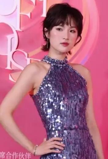 姚安娜登芭莎红毯，挂脖亮片裙配短发尽显优雅贵气