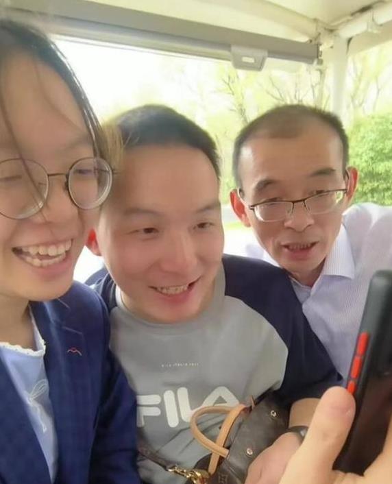 谢妈意外露脸！打扮休闲有气质，挽着谢爸的手，一家六口超有爱