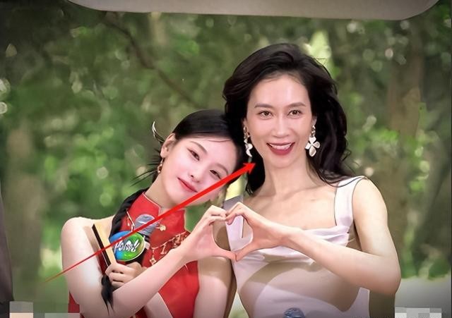 46岁温峥嵘近照曝光，身形消瘦干巴巴，同框陈都灵气质很绝