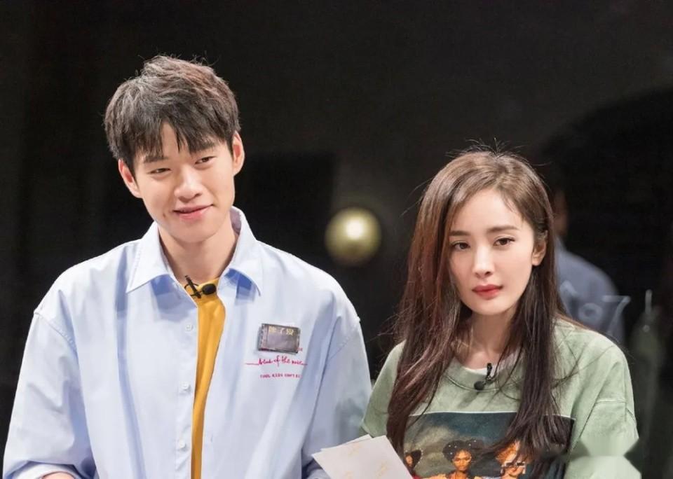 周柯宇成魏大勋2.0！狗仔曝热播剧姐弟恋真谈了，关键在游戏双排