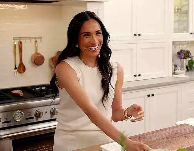 梅根新秀上映,再陷抄袭风波!她非说自己姓苏塞克斯,然而……