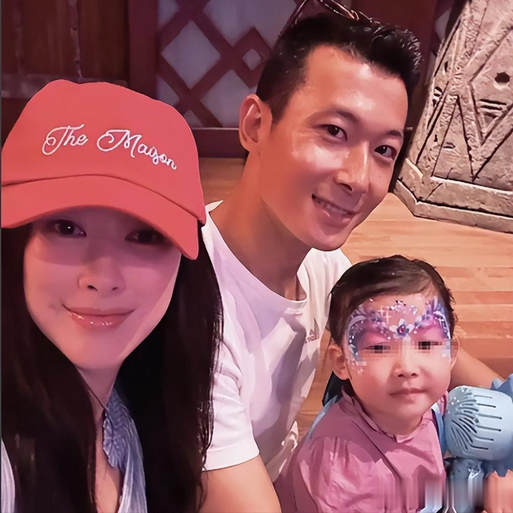 朱珠和老公在新加坡路边等车,她的老公身材高大,长相英俊。