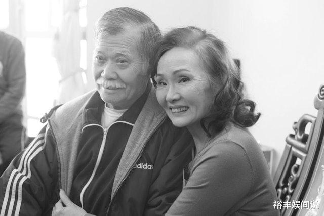 唐佳雪妮夫妇灵堂照曝光！夫妻合照惹人泪目，诸多圈内艺人送花牌