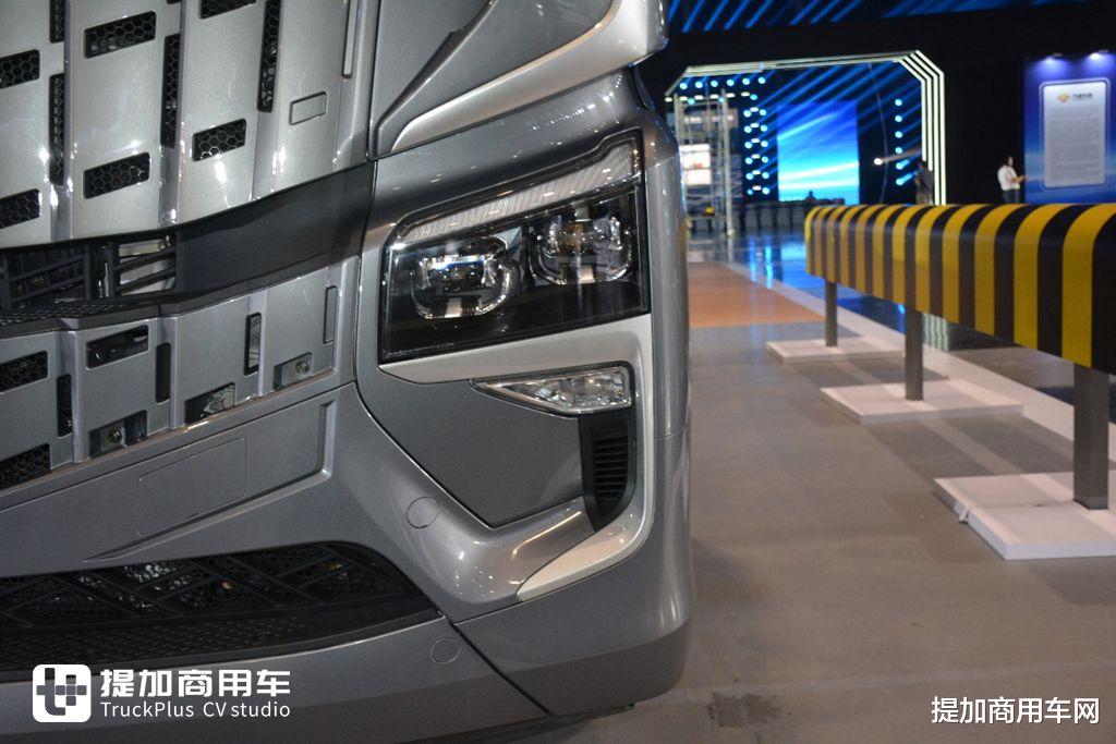 节气5%,高端燃气车新体验,乘龙HK 630马力LNG牵引车实拍