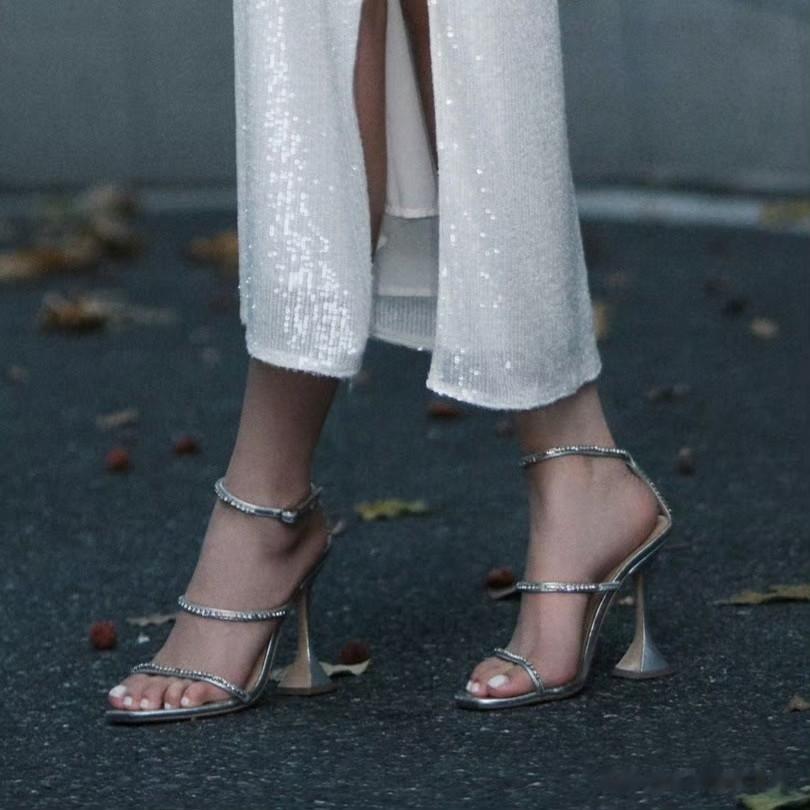 吴宣仪白裙大片：流光碎钻里的清冷破碎感绝杀