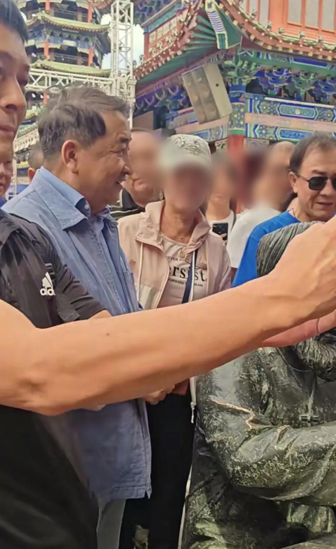 75岁姜昆在新疆逛集市，62岁戴志诚 穿搭时髦 罕见亮相！