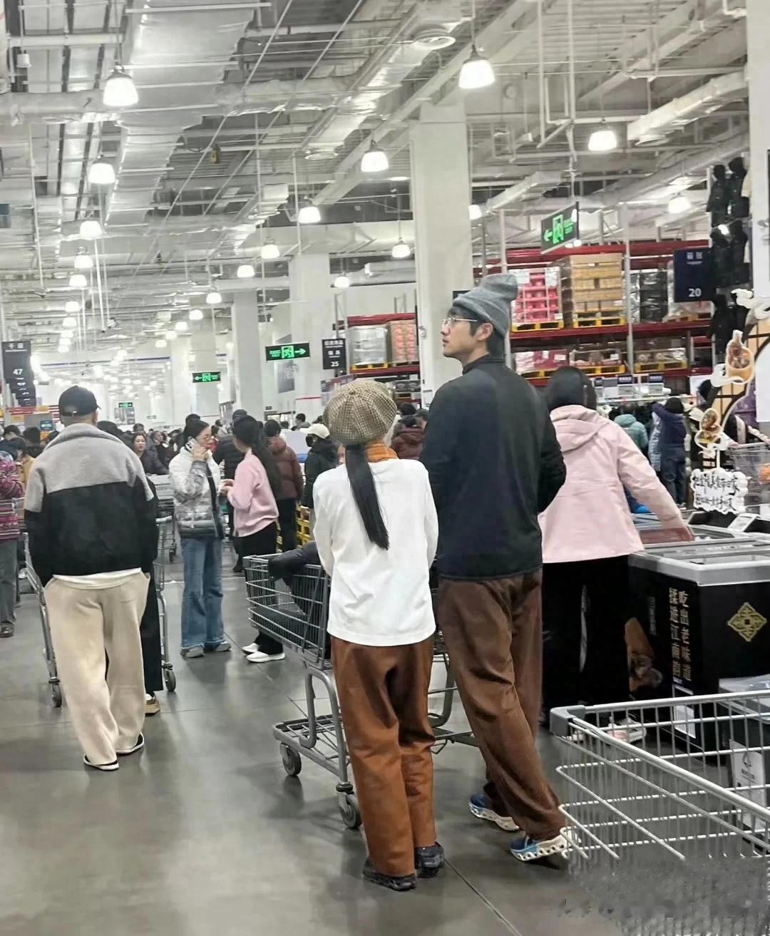 金莎孙丞潇国外度假被偶遇，金莎身材娇小孙丞潇看她一脸的宠溺