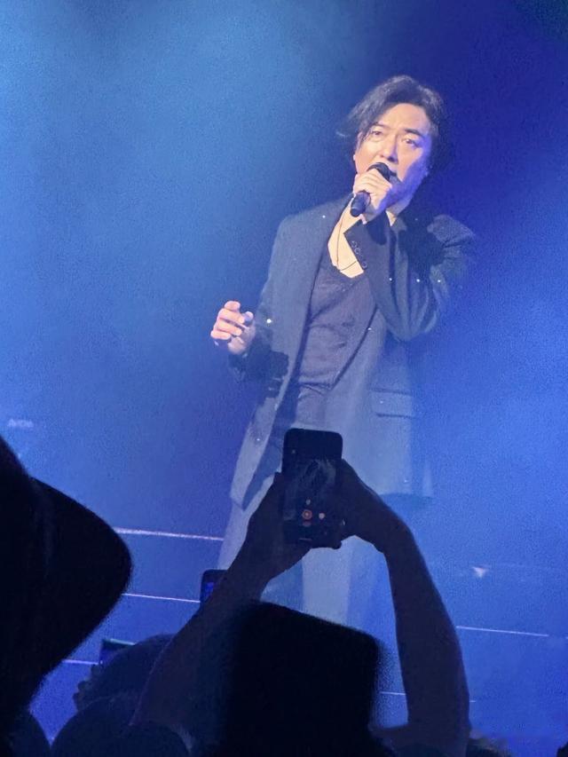 郑伊健在餐馆吃饭,头发稀疏满身“老人味”,49岁蒙嘉慧也发福!