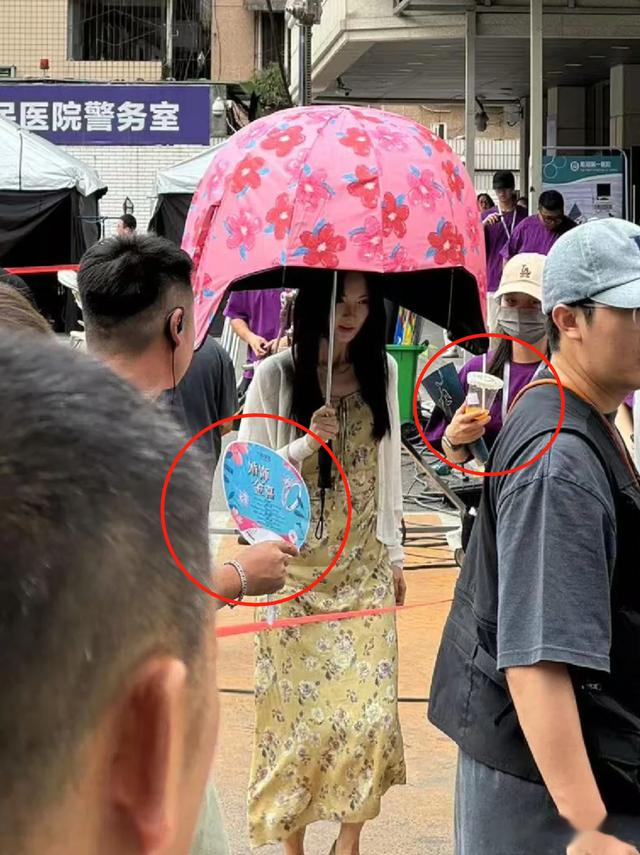 金晨四川被偶遇，穿睡衣背编织袋头顶还秃了，进商场遛狗好随意