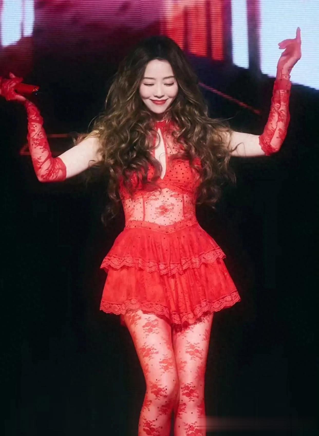 张靓颖演唱会造型封神！红色蕾丝裙装随风摇曳，粉丝赞是顶级魅魔
