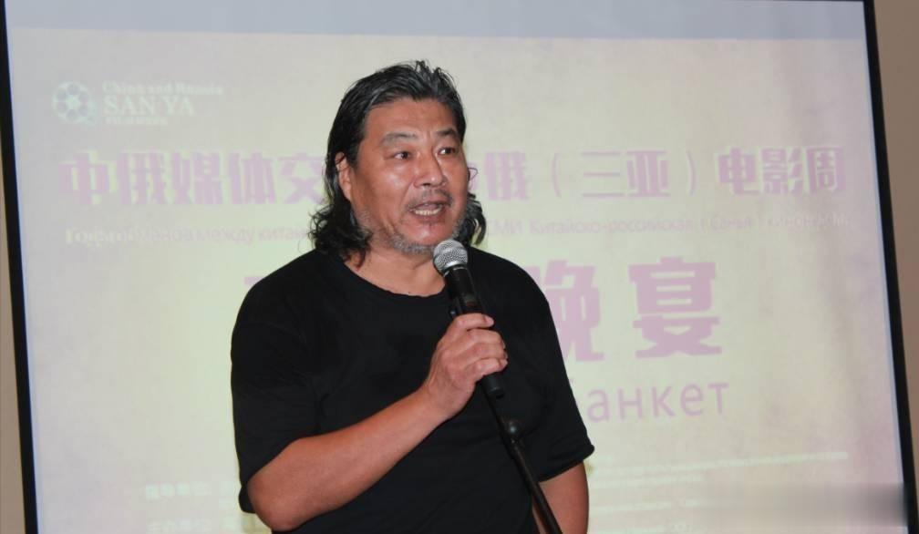 演员王星军:与关牧村离婚34年,66岁未再婚,如今居住在美国