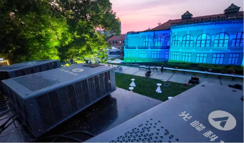 光峰專顯助力2025達沃斯論壇，T Pro系列點亮3D Mapping光影秀