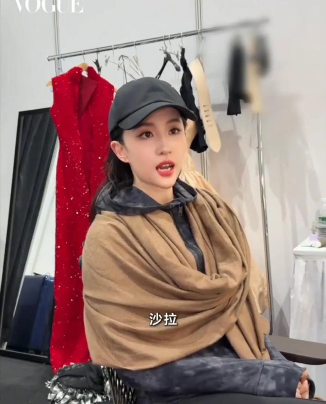 刘亦菲爱吃肉,杨幂穿睡衣上班,迪丽热巴又捂上了,宋佳私服帅气