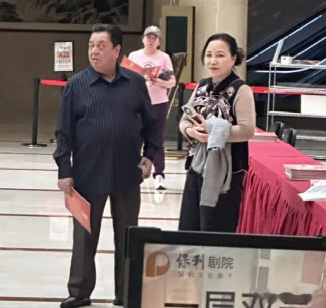 78岁李金斗在北京被偶遇，老婆张蕴华陪伴在旁，77岁保养得真好