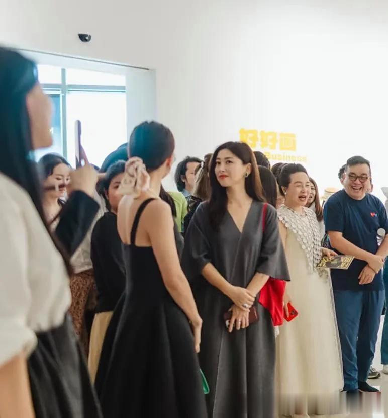 40岁朱珠去看画展,打扮好时尚,一身名牌,妥妥的富婆