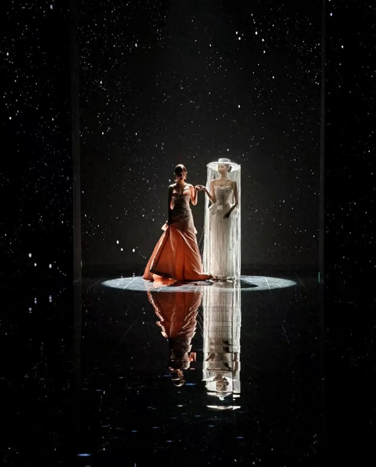 微博之夜最出圈造型！张艺凡成最大赢家，内娱终于有创新了